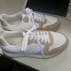 NWOT women's sneakers